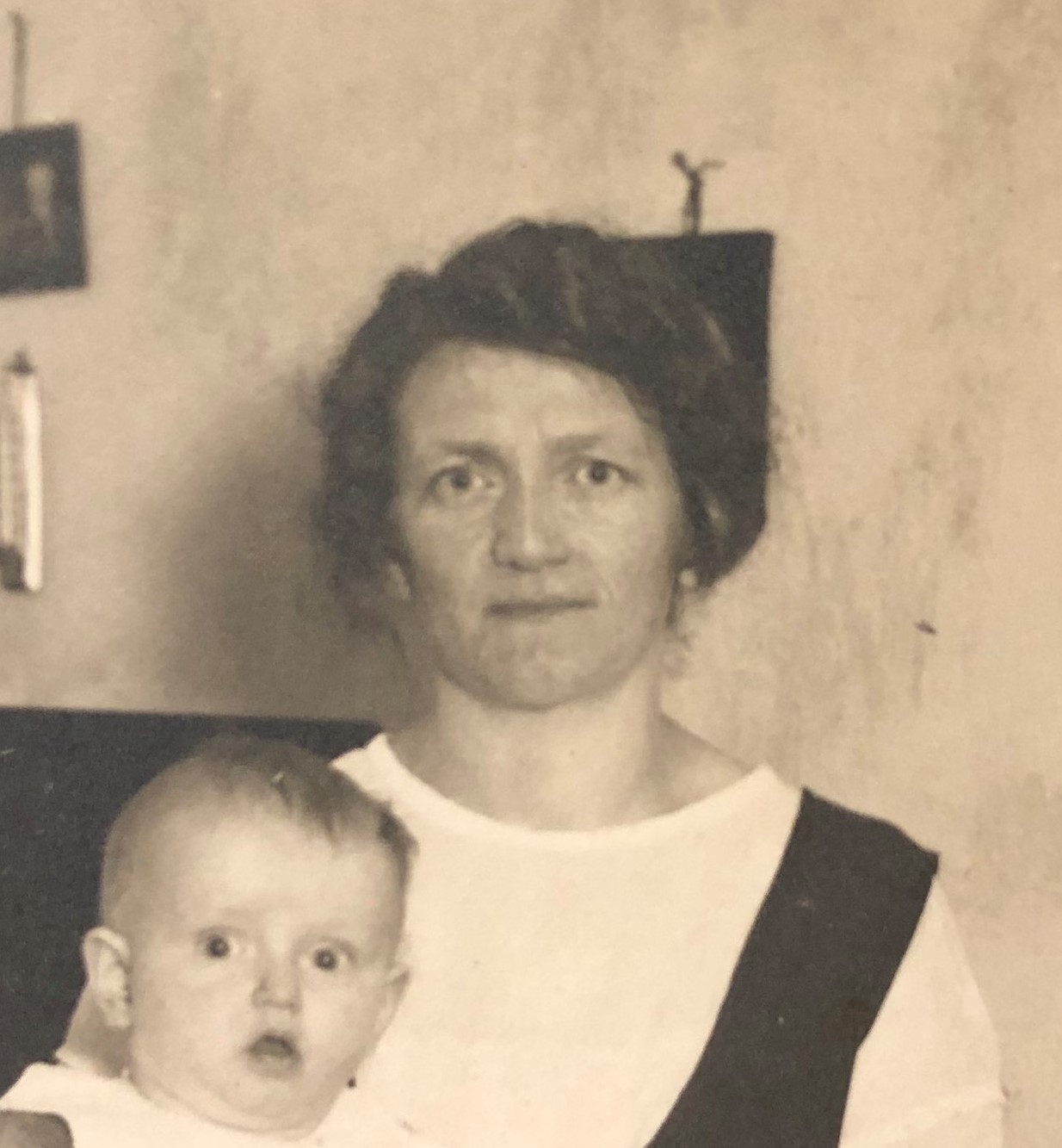 Judit omkring 1925 med Evert i knät